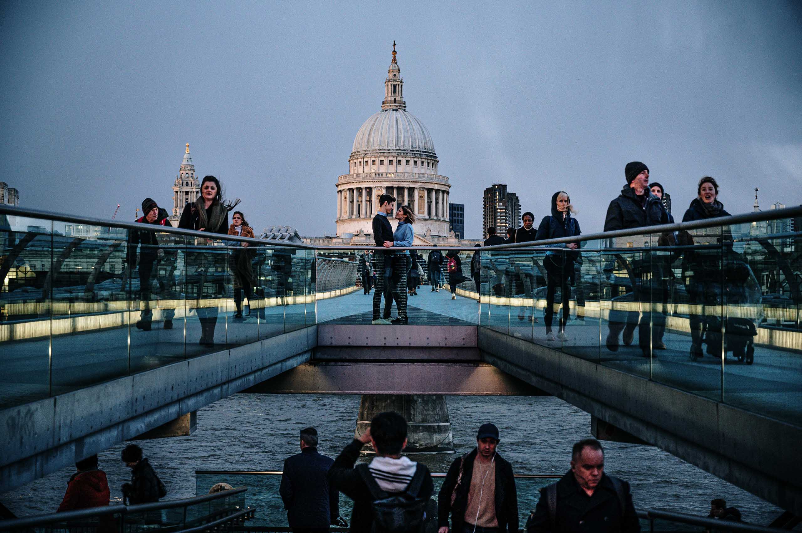 Queens walk river thames westminster bridge london uk wedding photographer giuli lucas 070